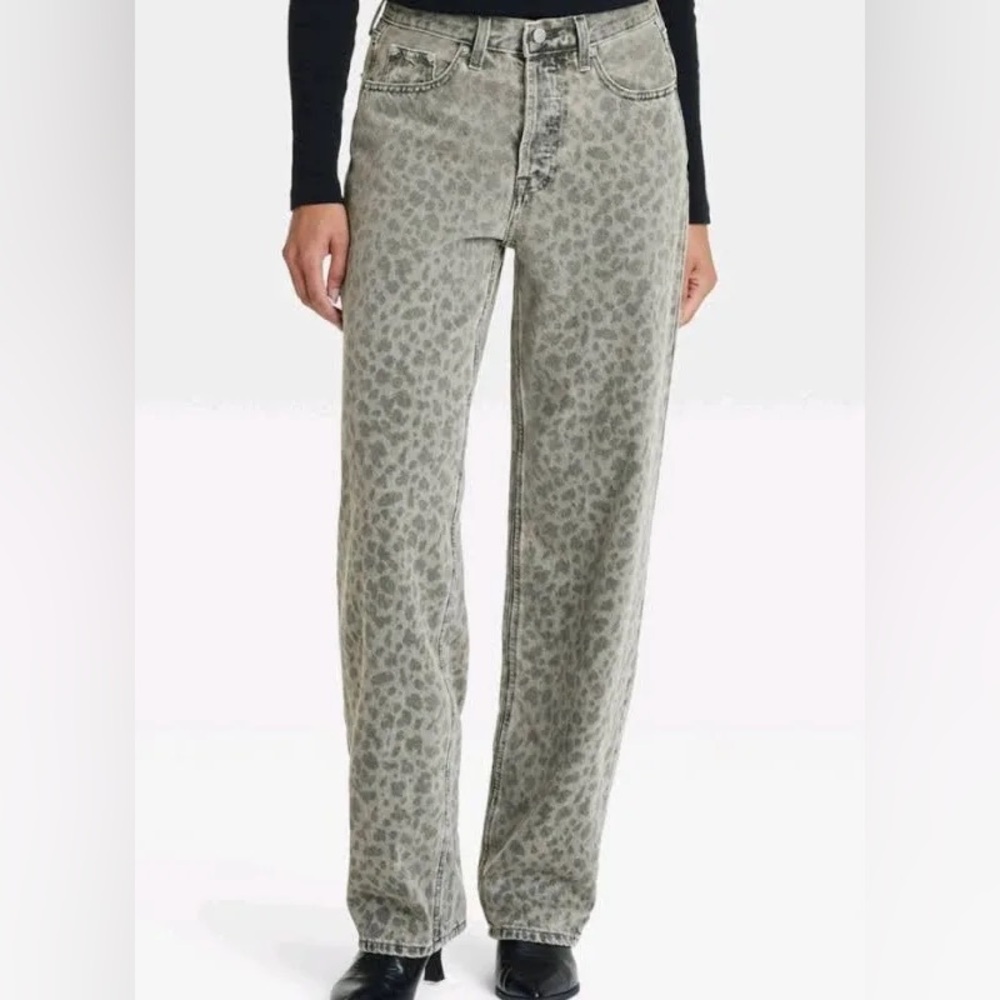 Universal Thread Women's Mid Rise 90s Baggy Leopard Print Button Fly Jeans